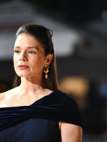 Ivana Roščić u elegantnoj ponoćnoplavoj haljini na crvenom tepihu treće večeri Sarajevo Film Festivala.