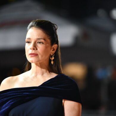 Ivana Roščić u elegantnoj ponoćnoplavoj haljini na crvenom tepihu treće večeri Sarajevo Film Festivala.