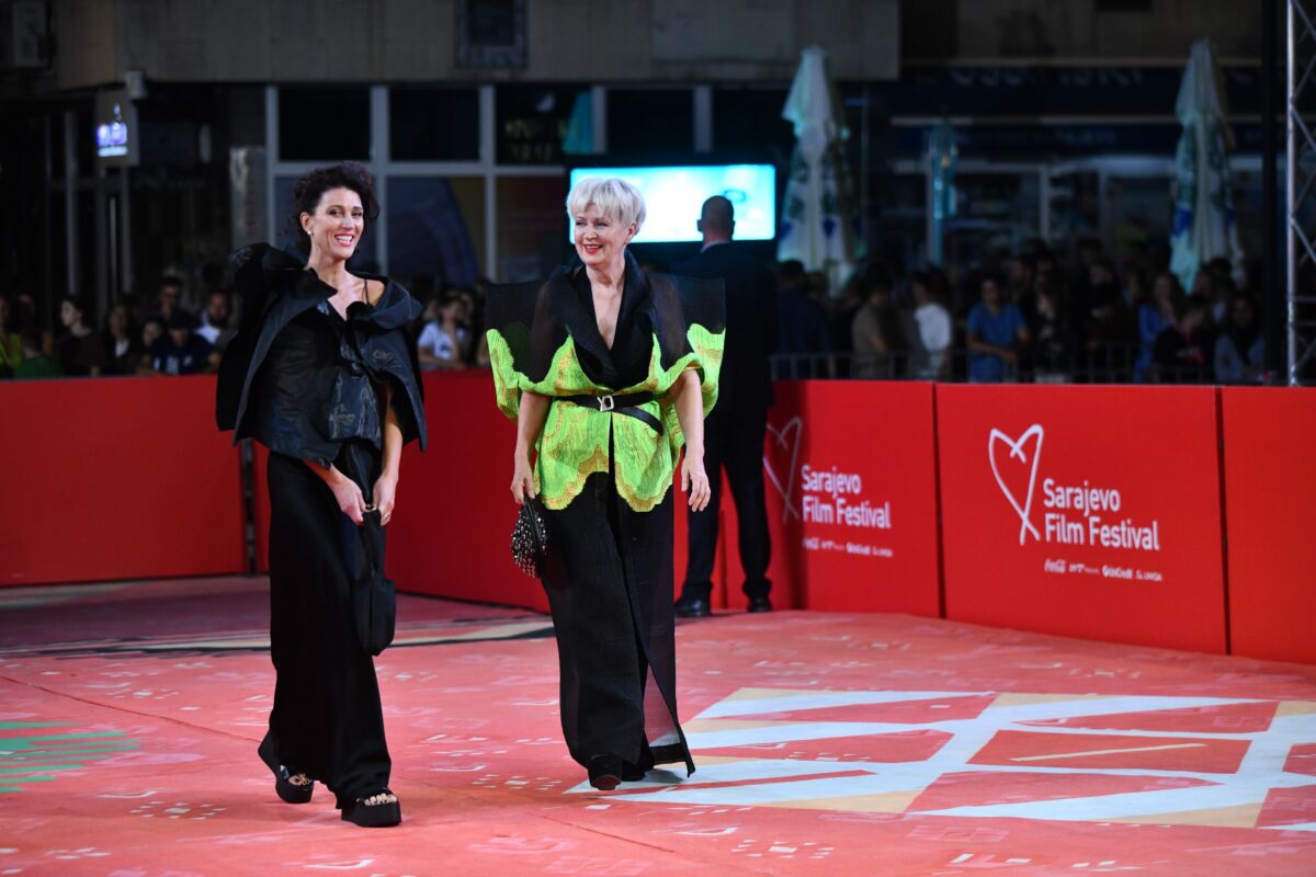 Marina Fernandez Vučić i dizajnerica Ksenija Vrbanić na crvenom tepihu četvrte večeri Sarajevo Film Festivala 2026.