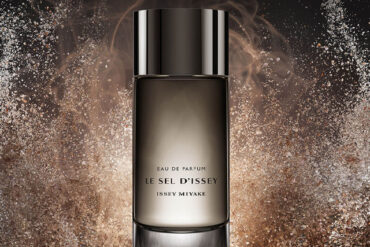 LE SEL D'ISSEY Eau de Parfum bočica na tamnoj pozadini okružena dimom i zrncima soli