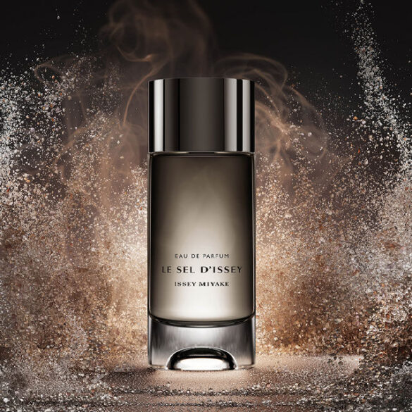 LE SEL D'ISSEY Eau de Parfum bočica na tamnoj pozadini okružena dimom i zrncima soli