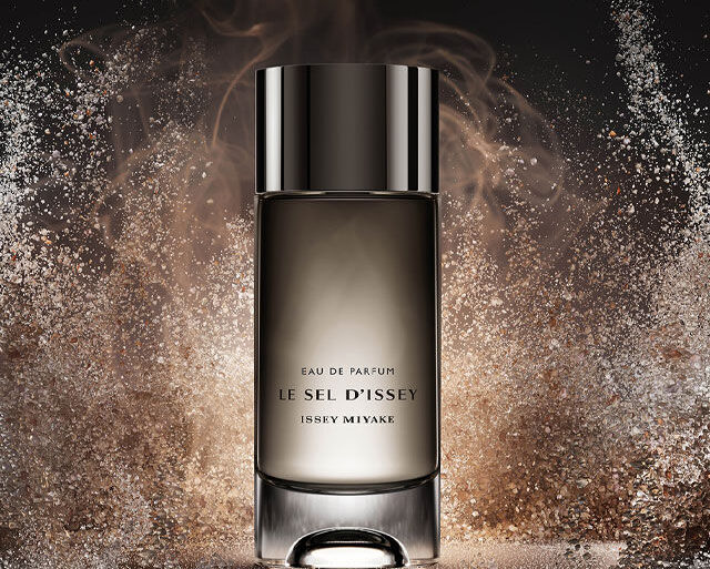 LE SEL D'ISSEY Eau de Parfum bočica na tamnoj pozadini okružena dimom i zrncima soli