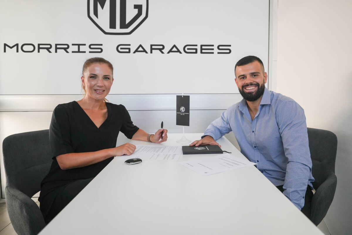 Maja Miralem i predstavnik Grand Automotivea potpisuju ugovor o saradnji ispred logotipa Morris Garages
