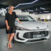 Maja Miralem pored bijelog MG ZS Hybrid+ Luxury modela u MG showroomu