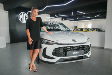 Maja Miralem pored bijelog MG ZS Hybrid+ Luxury modela u MG showroomu