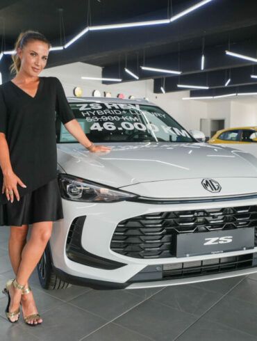 Maja Miralem pored bijelog MG ZS Hybrid+ Luxury modela u MG showroomu