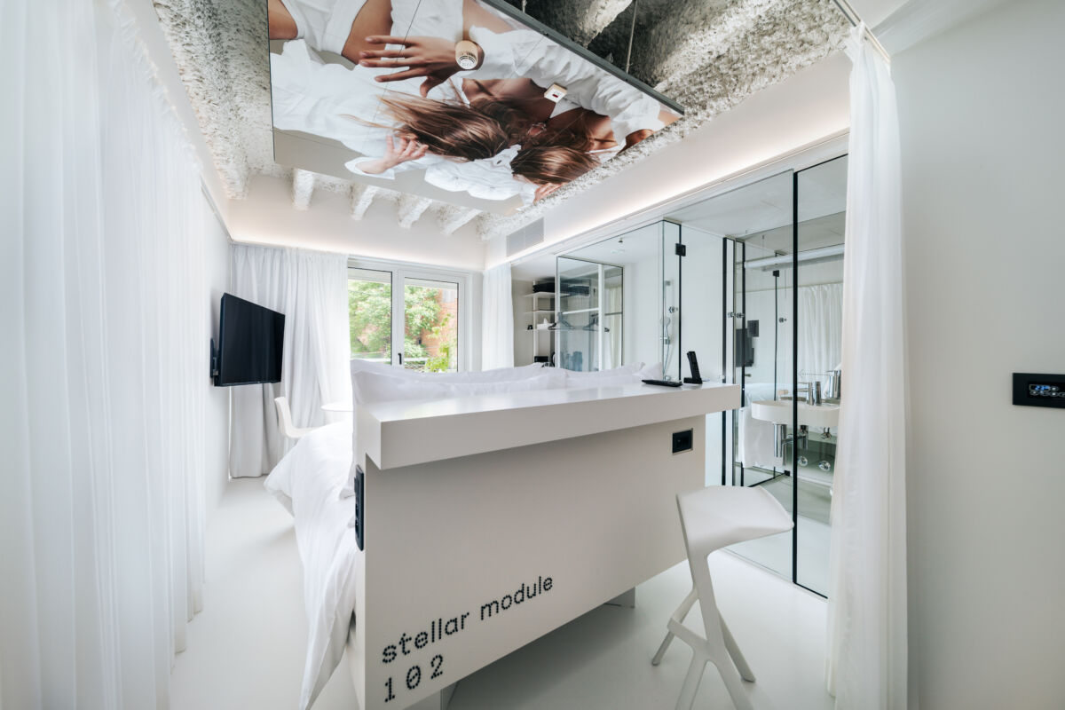 Soba u Stellar Boutique Modules s minimalističkim dizajnom, pogledom na grad i prirodnom svetlošću kroz sky light