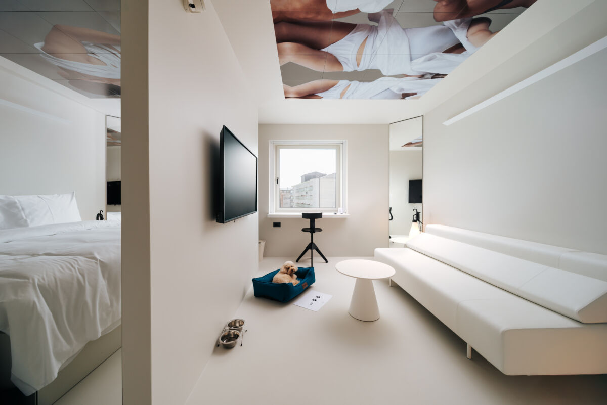 Soba u Stellar Boutique Modules s minimalističkim dizajnom, pogledom na grad i prirodnom svetlošću