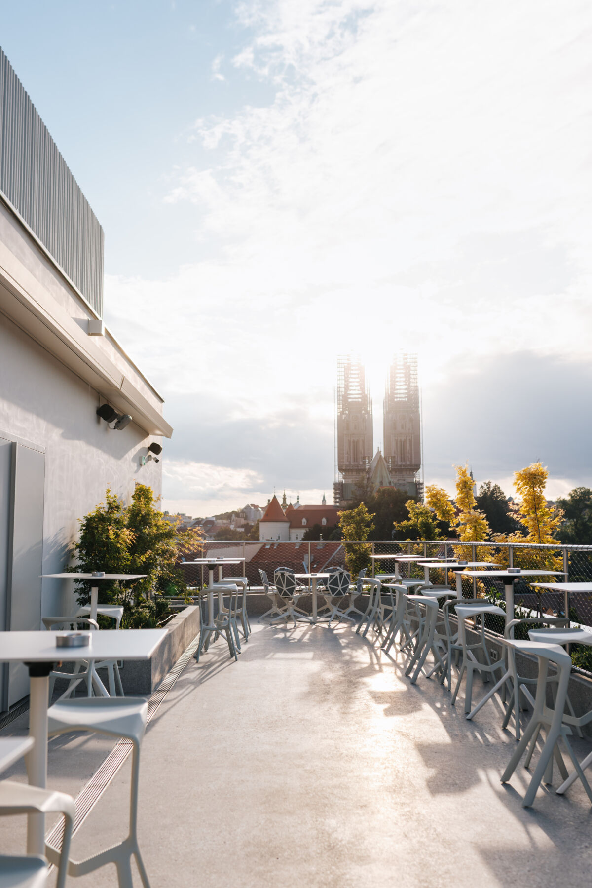 Rooftop terasa Stellar Boutique Modules s pogledom na Zagrebačku katedralу u ljetnom suncu