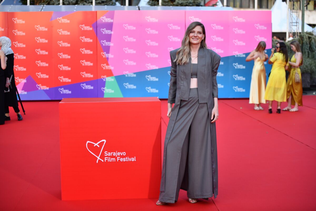 Maja Izetbegović u kreaciji Milana Senića, nastavljajući višegodišnju saradnju s dizajnerom kroz savremeni, predimenzionirani tailoring.