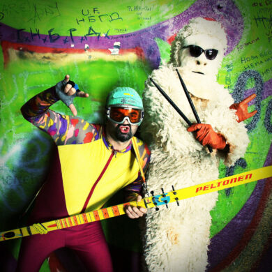 Skier & Yeti, beogradski duo, pozira u kostimima skijaša i Yetija sa instrumentima Skitarom i drumsticima ispred grafitima ispisanog zida