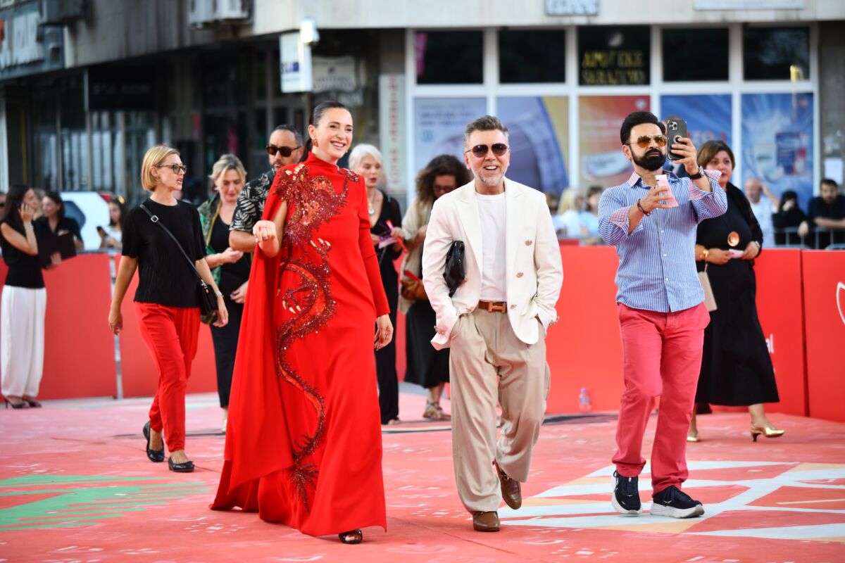 Model Zlatka Halilagić u crvenoj kreaciji modnog dizajnera Erkana Demiroglua na crvenom tepihu Sarajevo Film Festivala 2026.
