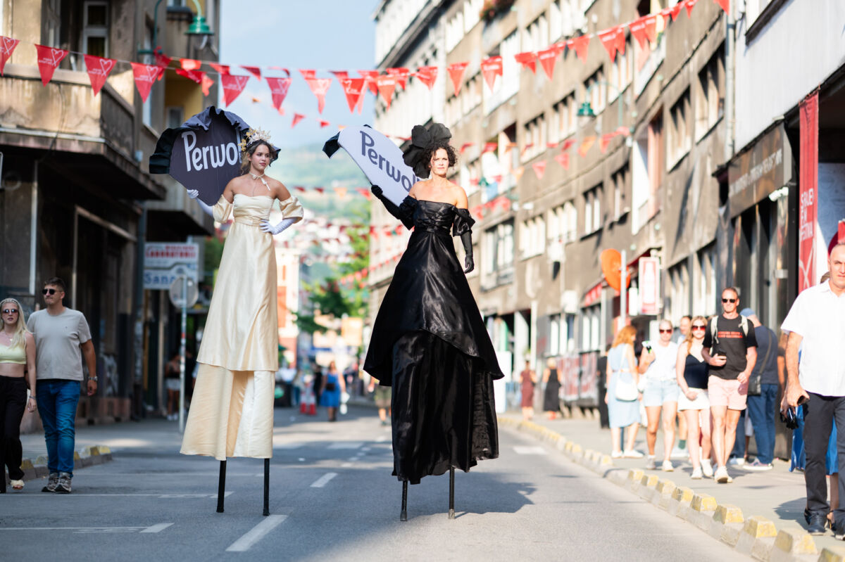 Sarajevo Film Festival je i ove godine mjesto susreta filma, umjetnosti i stila, a upravo u tom duhu na Festivalskom trgu održan je Perwoll Black & Light Night – večer inspirisana kontrastima koji se savršeno nadopunjuju. Kroz spoj tame i svjetla, sofisticirane estetike i pozitivne energije, Perwoll je još jednom potvrdio svoju povezanost s elegancijom koja traje i njegovanim stilom koji nadilazi prolazne trendove.
U vremenu kada se moda mijenja brže nego ikada, Perwoll nastavlja promovirati filozofiju pažljive njege odjeće i odgovornijeg odnosa prema garderobi. Baš kao što vrhunski filmovi ostavljaju trajnu vrijednost, i omiljeni odjevni komadi zaslužuju njegu koja će očuvati njihovu ljepotu, kvalitet i priču koju nose. Upravo je ta ideja bila nit vodilja ovogodišnje večeri, u kojoj su se kontrasti spojili u skladnu cjelinu.
Večer je okupila brojne zvanice iz svijeta filma, umjetnosti, mode, medija i biznisa, koji su zajedno uživali u jedinstvenom ambijentu inspirisanom kontrastima crne i svijetle boje. Dress code "Men in Black & Women in Light" dodatno je zaokružio kreativni koncept događaja, dok su raskošni crni i svijetli materijali, koji su se poput elegantnih zavjesa spuštali kroz prostor, stvorili dojmljivu scenografiju i ostavili snažan vizuelni utisak na sve prisutne.
Prisutnima se obratio i Rusmir Omićević, direktor Henkel BiH, koji je istakao kako Perwoll već godinama njeguje vrijednosti koje se prirodno povezuju sa Sarajevo Film Festivalom.
"Baš kao što kvalitetna umjetnost traje kroz vrijeme, vjerujemo da i omiljeni odjevni komadi zaslužuju njegu koja će očuvati njihovu ljepotu i kvalitet. Perwoll već godinama promovira odgovorniji odnos prema garderobi, potičući da odjeću koju volimo nosimo duže i s jednakim zadovoljstvom. Sarajevo Film Festival predstavlja savršenu platformu za slavljenje autentičnosti, kreativnosti i elegancije koja ostavlja trag, zbog čega nam je posebno zadovoljstvo što već treću godinu zaredom zajedno stvaramo jedinstvene festivalske trenutke."
Ovogodišnji koncept večeri inspirisan kontrastom crne i svijetle boje prirodno se nadovezuje na Perwollovu ponudu proizvoda za njegu tamne i svijetle garderobe, podsjećajući da pravilna njega pomaže odjeći da zadrži svoj izgled i kvalitet iz nošenja u nošenje.
Posebnu atmosferu večeri upotpunile su i poznate bh. influencerice koje su svojim prepoznatljivim modnim izrazom na autentičan način predstavile temu Black & Light Night. Iman Karović, prepoznatljiva po sofisticiranom i bezvremenskom stilu, Samra Menzilović, koja njeguje elegantan i ženstven modni izraz, Slađana Ikić, čiji prepoznatljiv estetski i lifestyle sadržaj promoviše ljepotu kvalitetnih i pažljivo biranih komada, te Nejla Muhić, poznata po minimalističkom, ali upečatljivom stilu, pokazale su kako autentičnost i pažljivo odabrana garderoba ostaju najbolji modni izbor. Njihovi odabiri savršeno su se uklopili u Perwollovu filozofiju da pravi stil ne prolazi s trendovima, već traje zahvaljujući kvalitetu i pravilnoj njezi.
Večer je vodila Maja Miralem, koja je i ove godine bila dio Perwollove festivalske priče. Svojim šarmom i energijom Maja je dodatno upotpunila atmosferu Black & Light Night i dala večeri onu posebnu festivalsku notu koja se pamti.
Poseban doživljaj Perwoll je priredio i izvan Festivalskog trga. Sarajevskim ulicama pažnju brojnih građana i posjetilaca privukle su elegantne štulašice u upečatljivim crnim i svijetlim haljinama, koje su svojim pojavama donijele pravi wow efekat. U njihovoj pratnji promoterke su prolaznicima dijelile Perwoll uzorke, omogućivši im da dio festivalske atmosfere i iskustva ponesu sa sobom.
Treća godina partnerstva Perwolla i Sarajevo Film Festivala još jednom je pokazala da autentičan stil, elegancija i pažljivo osmišljeni detalji ostavljaju najjači utisak.