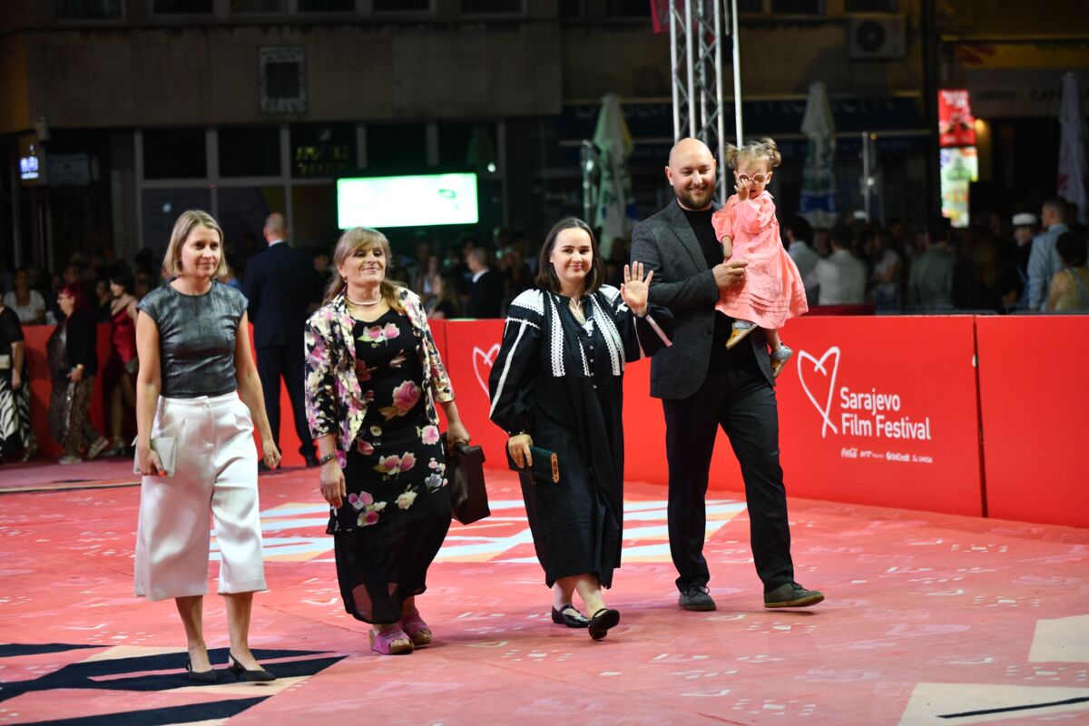 Atmosfera s crvenog tepiha ispred Narodnog pozorišta Sarajevo tokom pete večeri Sarajevo Film Festivala.