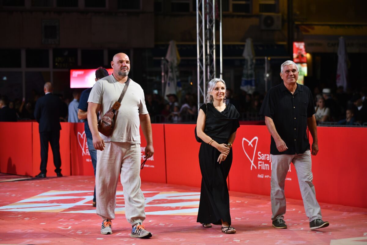 Atmosfera s crvenog tepiha ispred Narodnog pozorišta Sarajevo tokom pete večeri Sarajevo Film Festivala.