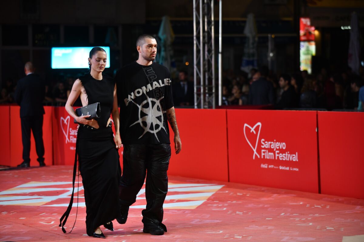 Atmosfera s crvenog tepiha ispred Narodnog pozorišta Sarajevo tokom pete večeri Sarajevo Film Festivala.