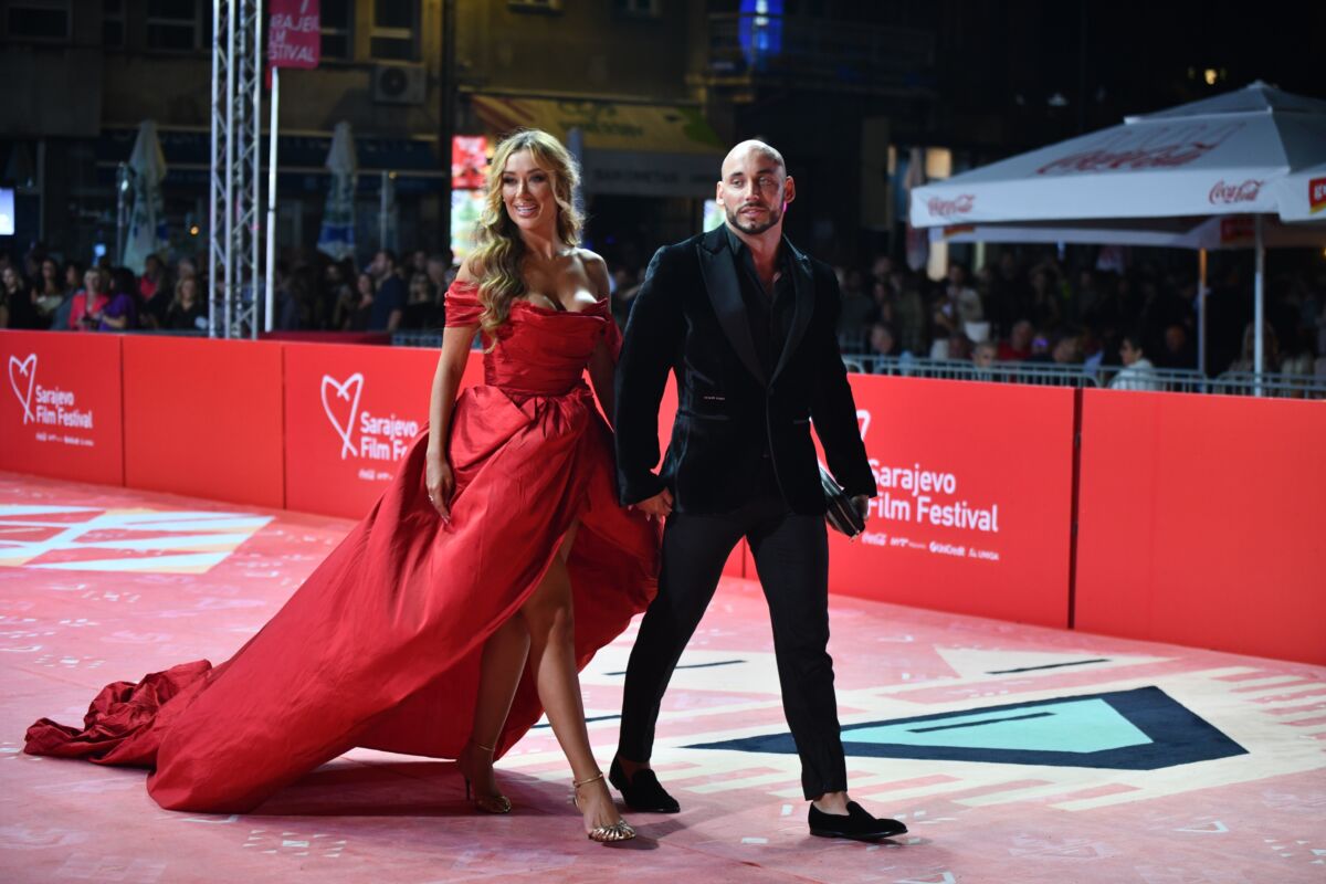 Atmosfera s crvenog tepiha ispred Narodnog pozorišta Sarajevo tokom pete večeri Sarajevo Film Festivala.