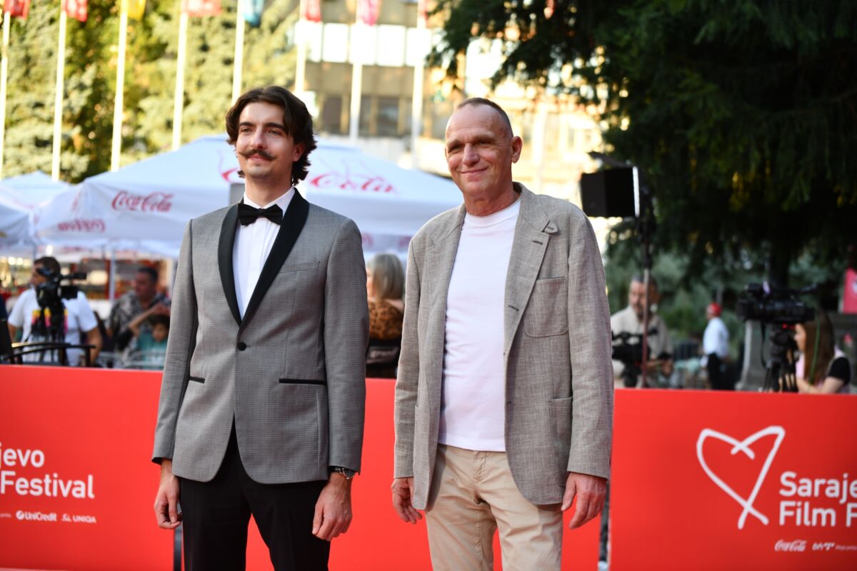 Atmosfera s crvenog tepiha ispred Narodnog pozorišta Sarajevo tokom pete večeri Sarajevo Film Festivala.