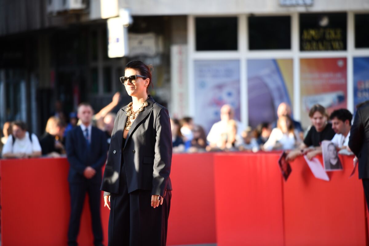 Atmosfera s crvenog tepiha ispred Narodnog pozorišta Sarajevo tokom pete večeri Sarajevo Film Festivala.