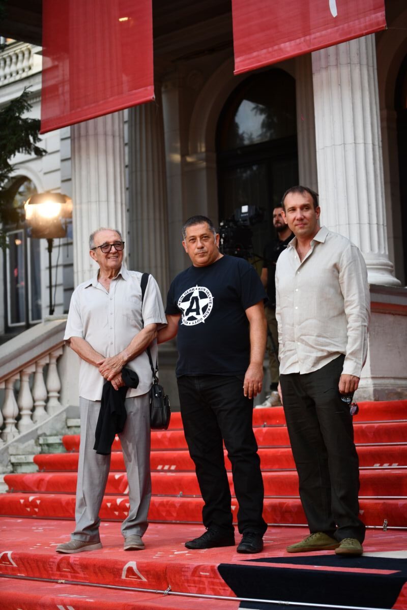 Atmosfera s crvenog tepiha ispred Narodnog pozorišta Sarajevo tokom pete večeri Sarajevo Film Festivala.