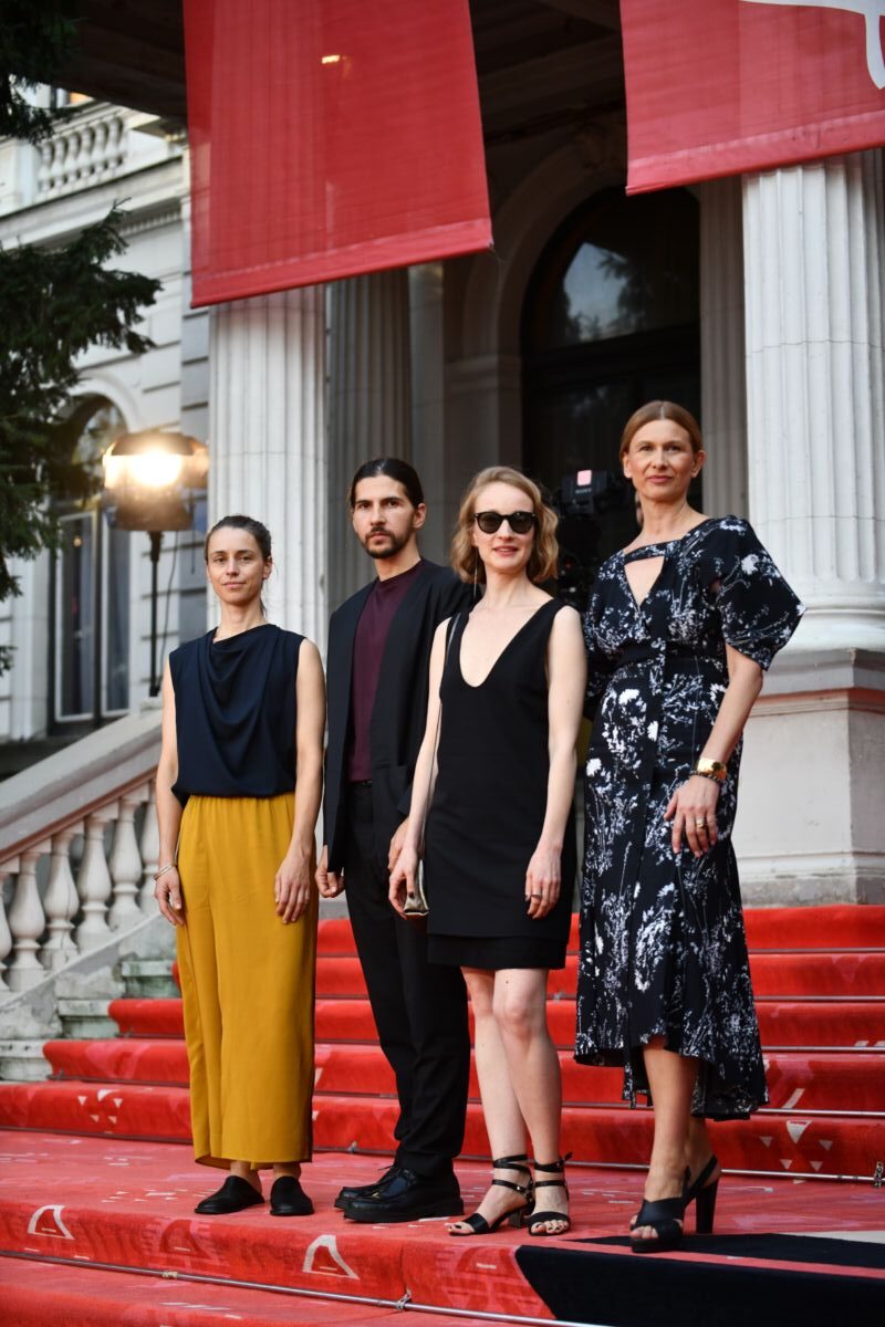 Atmosfera s crvenog tepiha ispred Narodnog pozorišta Sarajevo tokom pete večeri Sarajevo Film Festivala.