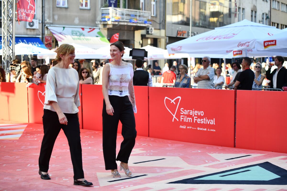 Atmosfera s crvenog tepiha ispred Narodnog pozorišta Sarajevo tokom pete večeri Sarajevo Film Festivala.