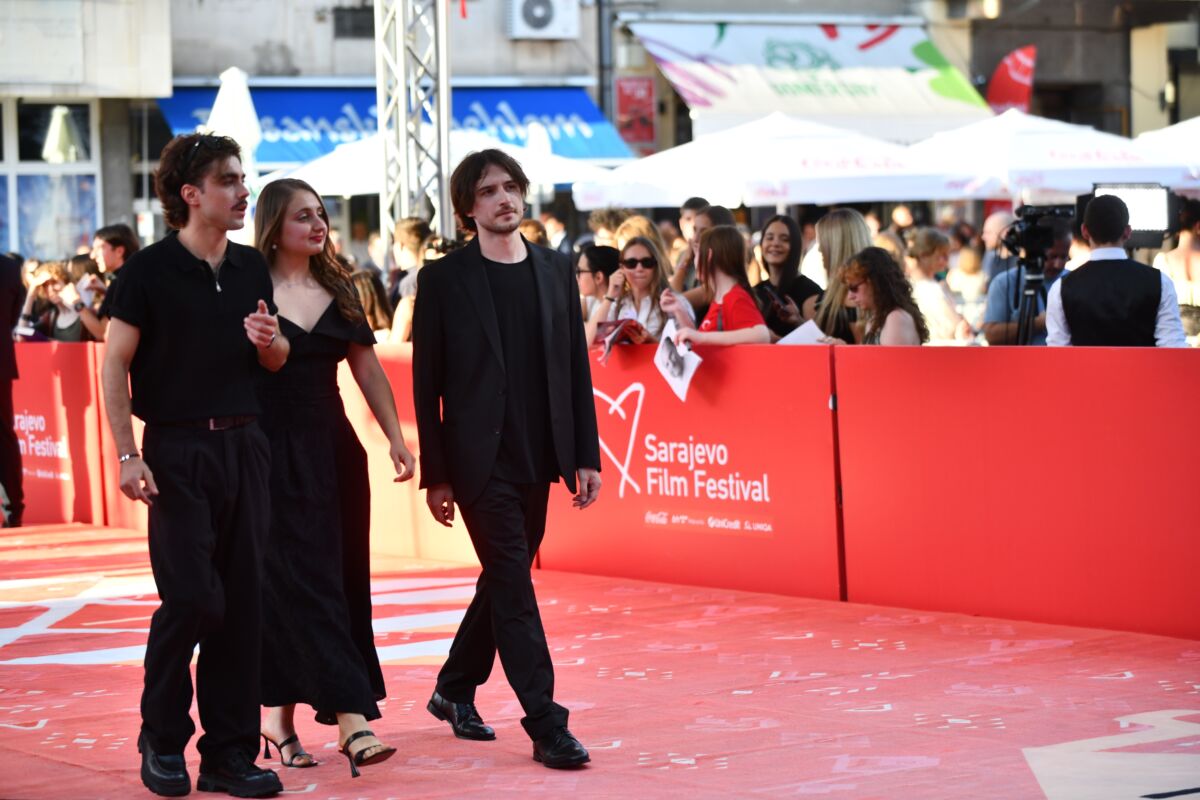 Atmosfera s crvenog tepiha ispred Narodnog pozorišta Sarajevo tokom pete večeri Sarajevo Film Festivala.