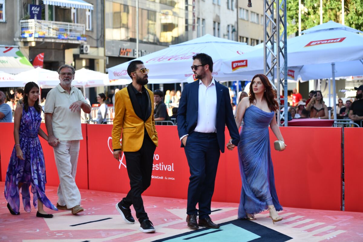 Atmosfera s crvenog tepiha ispred Narodnog pozorišta Sarajevo tokom pete večeri Sarajevo Film Festivala.