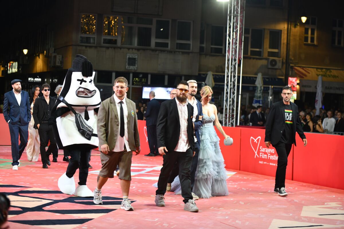 Atmosfera s crvenog tepiha ispred Narodnog pozorišta Sarajevo tokom pete večeri Sarajevo Film Festivala.