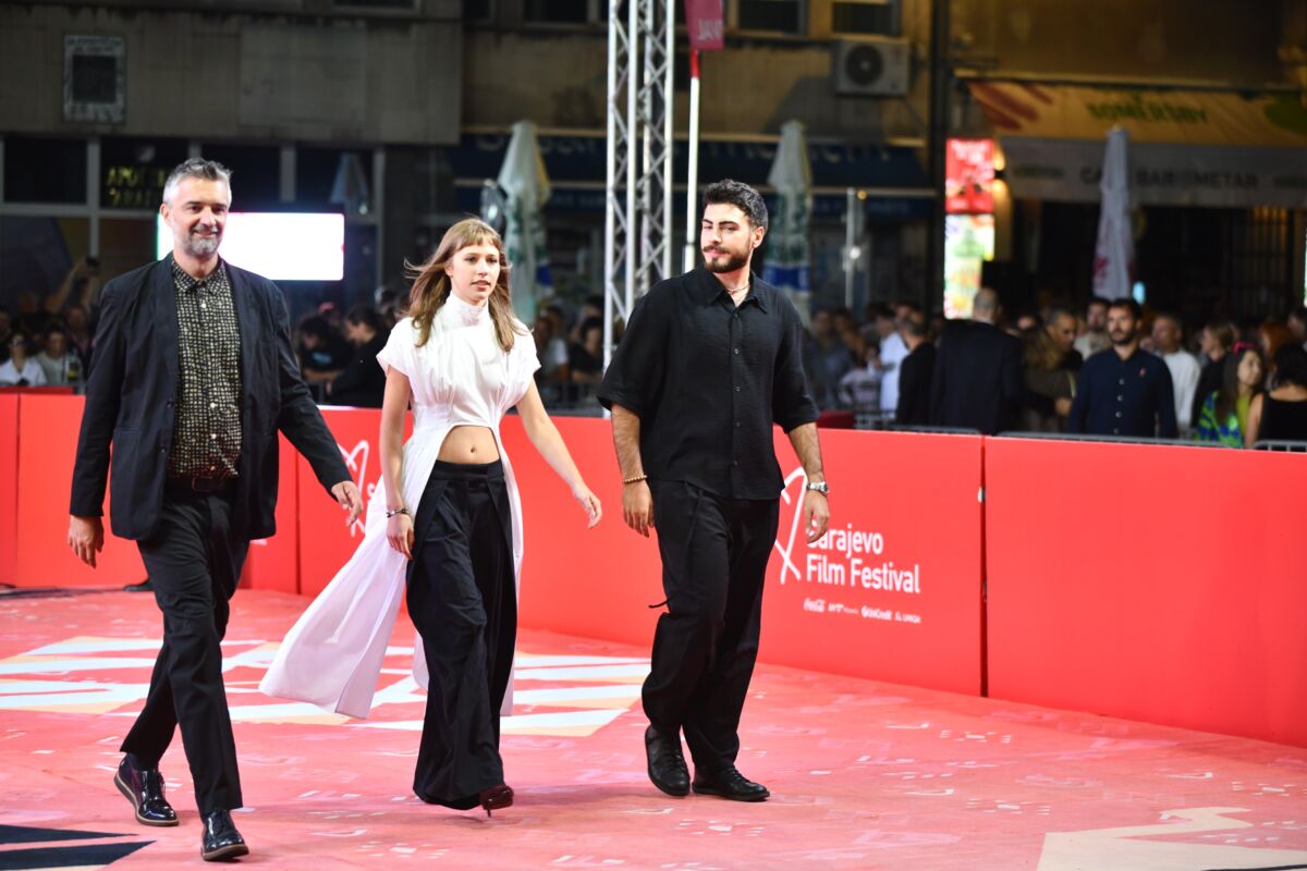 Atmosfera s crvenog tepiha ispred Narodnog pozorišta Sarajevo tokom pete večeri Sarajevo Film Festivala.