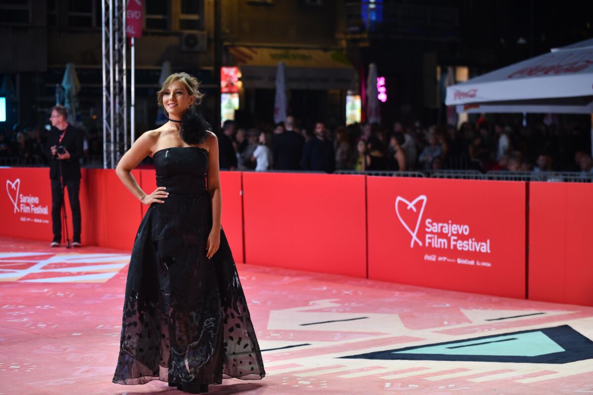 Atmosfera s crvenog tepiha ispred Narodnog pozorišta Sarajevo tokom pete večeri Sarajevo Film Festivala.