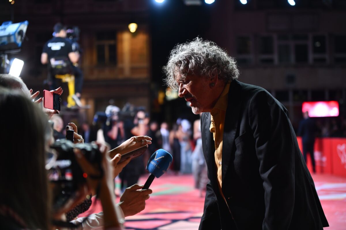 Atmosfera s crvenog tepiha ispred Narodnog pozorišta Sarajevo tokom pete večeri Sarajevo Film Festivala.