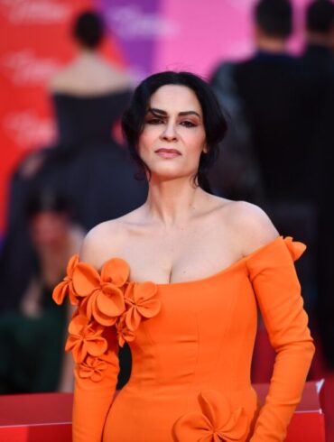 Yasmine Al Massri u narandžastoj kreaciji Laitha Maaloufa na crvenom tepihu Sarajevo Film Festivala