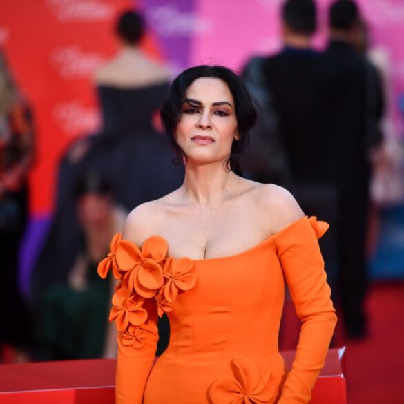 Yasmine Al Massri u narandžastoj kreaciji Laitha Maaloufa na crvenom tepihu Sarajevo Film Festivala