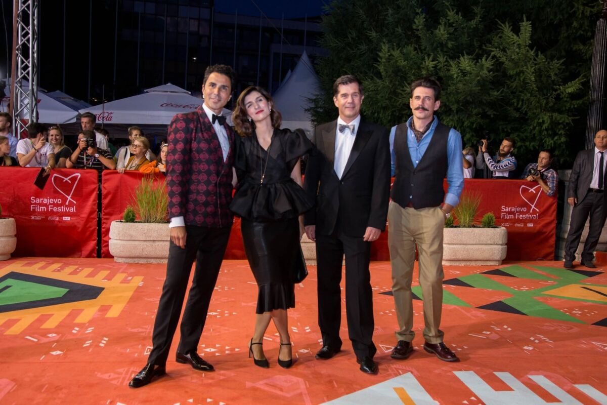 Alban Ukaj, Sabina Ćudić, tadašnji američki ambasador u BiH Eric Nelson i njegov partner Filippo Tattoni-Marcozzi poziraju zajedno na crvenom tepihu 25. Sarajevo Film Festivala 2019 - FBL Magazin