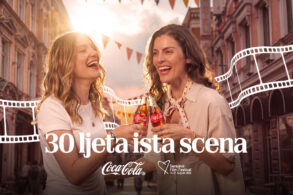 Helena Vuković i prijateljica kucaju Coca-Colom na ulici uz slogan 30 ljeta ista scena, kampanja Sarajevo Film Festivala 2026