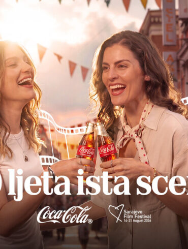 Helena Vuković i prijateljica kucaju Coca-Colom na ulici uz slogan 30 ljeta ista scena, kampanja Sarajevo Film Festivala 2026