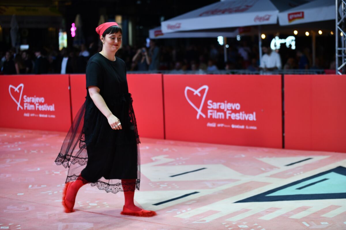Isabella Fellinger u crnom looku s crvenom maramom, čarapama i paperjastim baletankama na sedmoj večeri Sarajevo Film Festivala 2026.