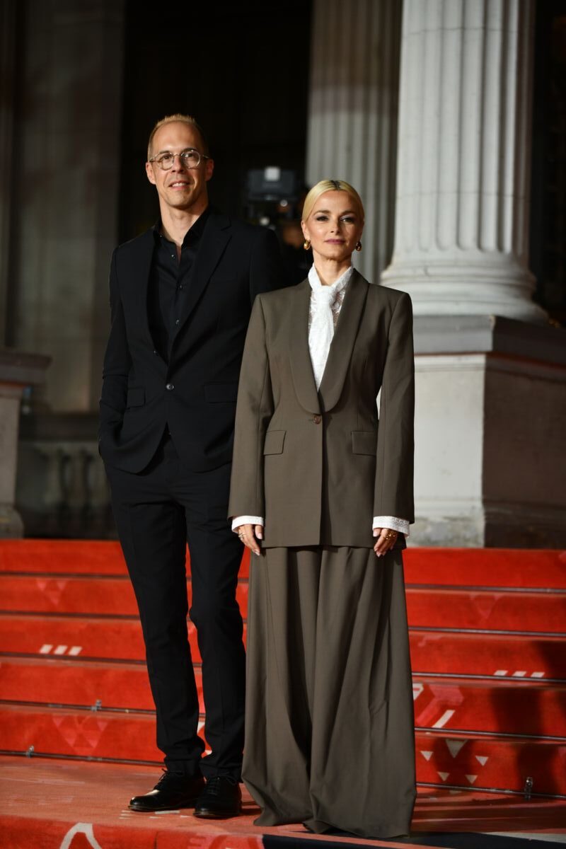 Bojana Novaković u maslinastosmeđem Scanlan Theodore looku, uz styling Mikeyja Ayoubiја, na drugom crvenom tepihu sedme večeri Sarajevo Film Festivala 2026.