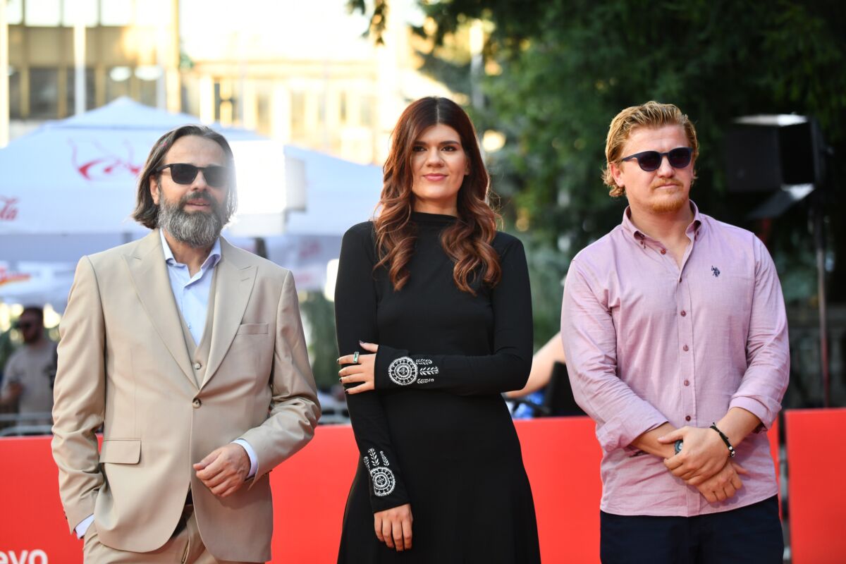 Rediteljica Isidora Ratković u crnoj haljini s vezom inspiriranim motivima sicanja, tradicionalnih tetovaža Hrvatica u Bosni i Hercegovini, na sedmoj večeri Sarajevo Film Festivala 2026.