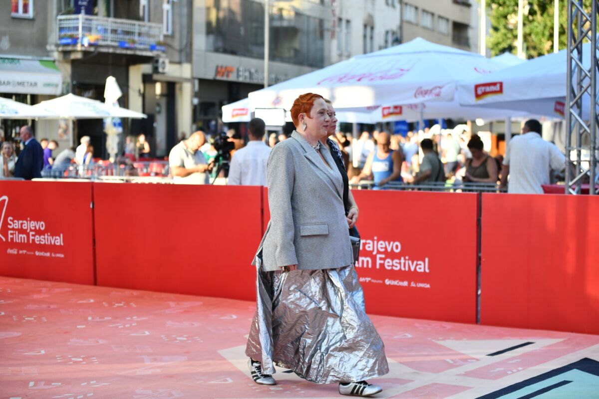 Larisa Halilović u sakou Marka Fehera i metalik suknji Stribor Wear, uz frizuru Makazoruki, na sedmoj večeri Sarajevo Film Festivala 2026.