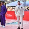 Emir Fejzić u bijelom trodijelnom odijelu i Dino Bajrović u ljubičastom odijelu na crvenom tepihu Sarajevo Film Festivala 2026.
