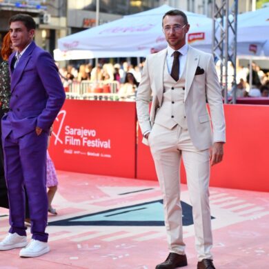 Emir Fejzić u bijelom trodijelnom odijelu i Dino Bajrović u ljubičastom odijelu na crvenom tepihu Sarajevo Film Festivala 2026.