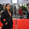 Džejla Glavović Očuz u looku LoveRich / Aleksandra Lovrić, uz umjetnički nakit Benjamina Kavazovića i styling Alme Skalonjić Čekro.