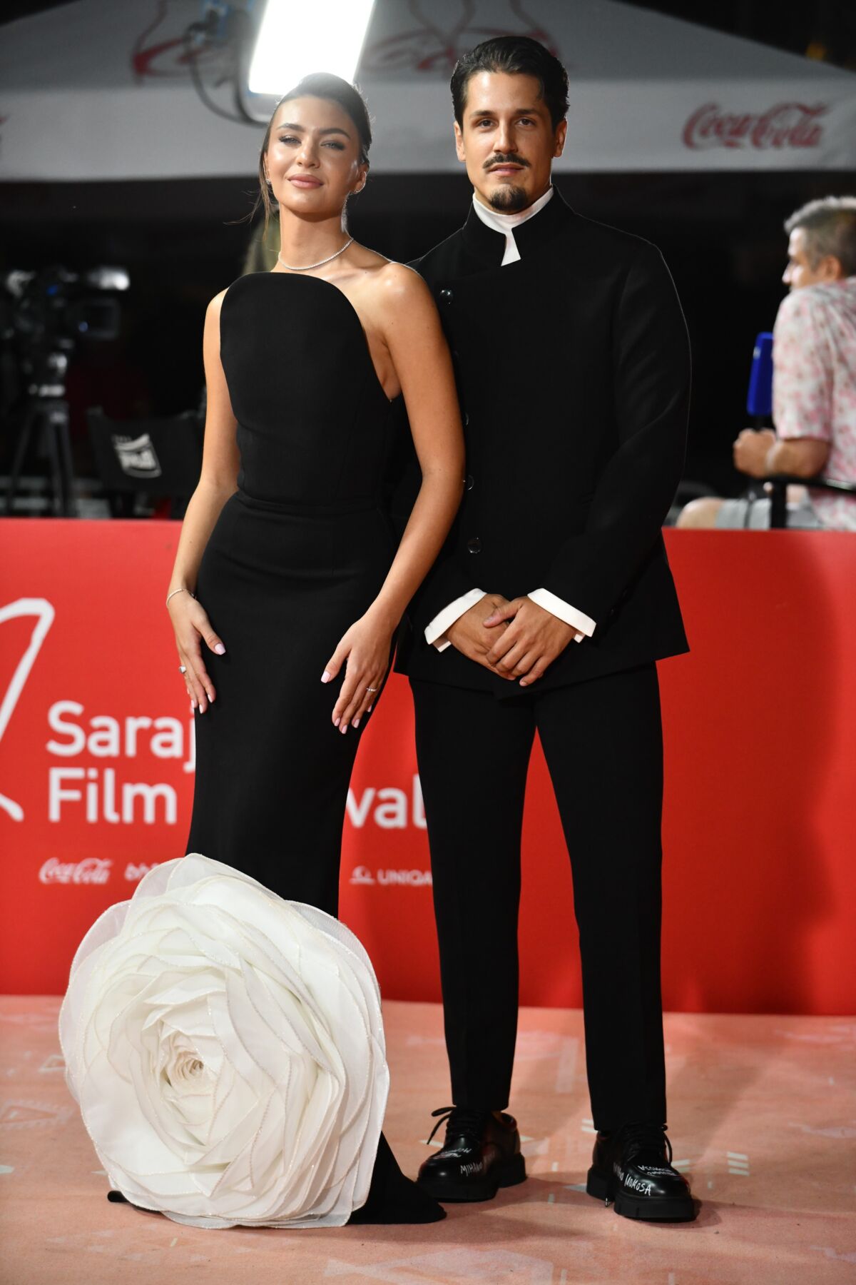 Ema Luketin u crnoj haljini s predimenzioniranom bijelom ružom i fotograf Dušan Petrović na crvenom tepihu Sarajevo Film Festivala 2026.