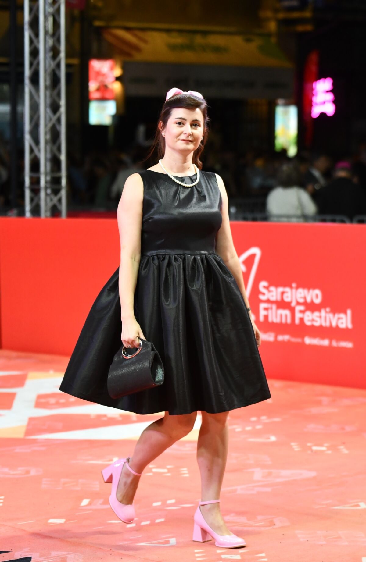 Fatima Kazazić-Obad u retro inspiriranoj crnoj haljini s ružičastim detaljima na crvenom tepihu Sarajevo Film Festivala 2026.