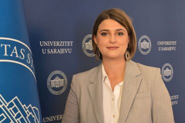 Nadina Grebović-Lendo, direktorica Biblioteke Univerziteta u Sarajevu, na fotografiji ispred banera Univerziteta u Sarajevu