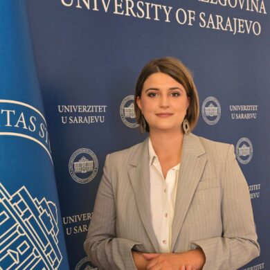 Nadina Grebović-Lendo, direktorica Biblioteke Univerziteta u Sarajevu, na fotografiji ispred banera Univerziteta u Sarajevu