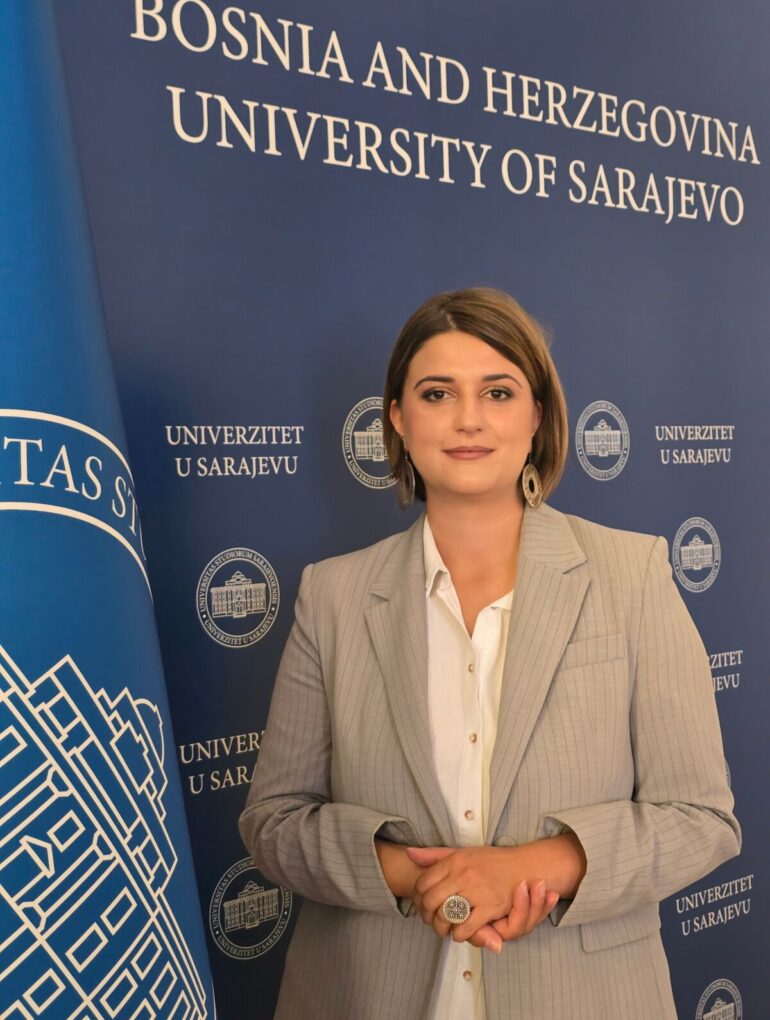 Nadina Grebović-Lendo, direktorica Biblioteke Univerziteta u Sarajevu, na fotografiji ispred banera Univerziteta u Sarajevu