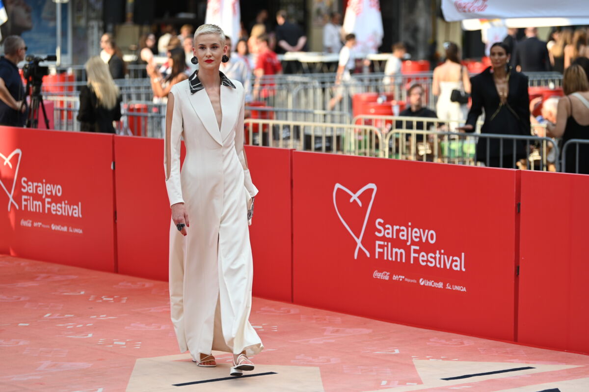 Glumica Ivona Baković u bijeloj kreaciji brenda Plusminus na crvenom tepihu četvrte večeri Sarajevo Film Festivala 2026.